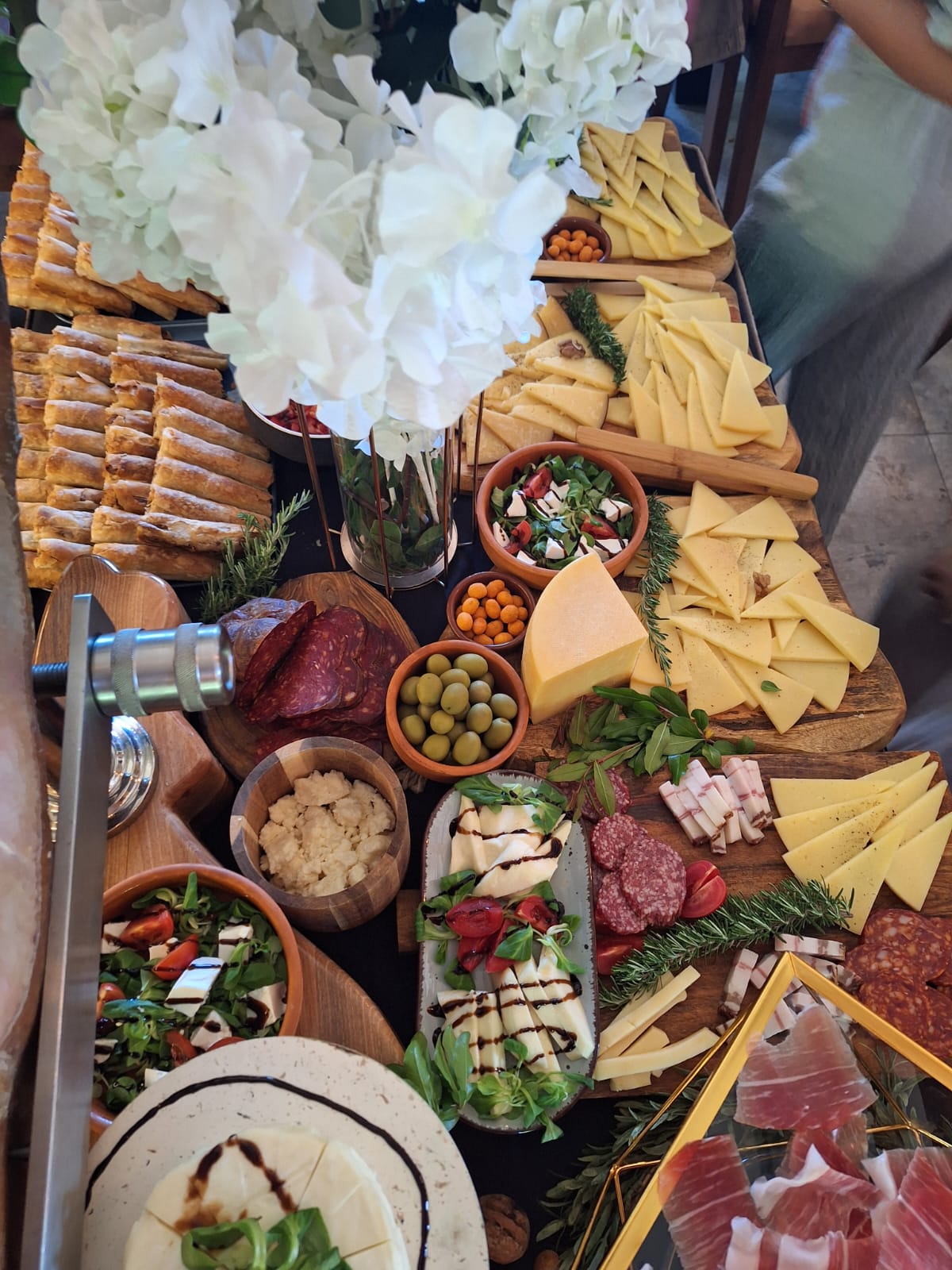 Panoramski pogled na bogato postavljen stol